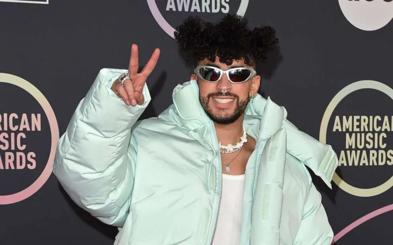 Banni musiqiyə fasilə verir