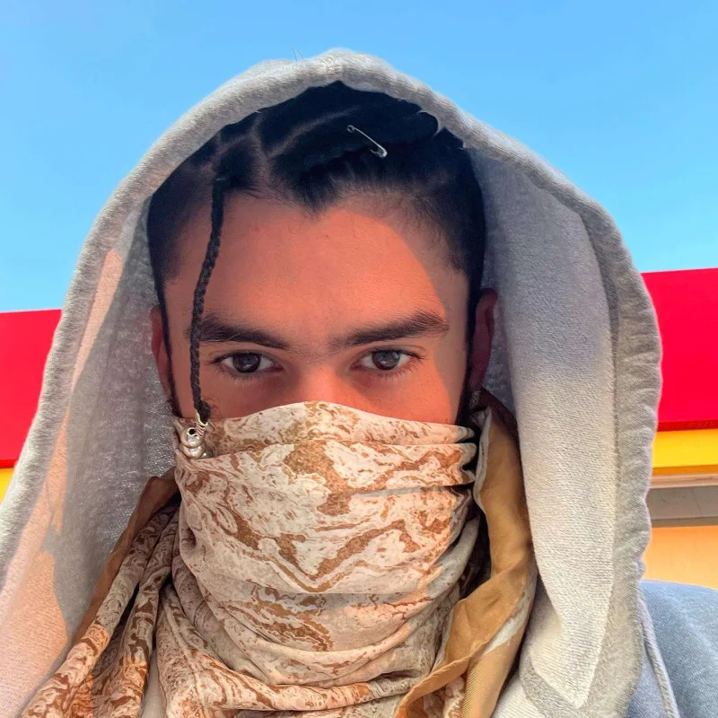 Banni musiqiyə fasilə verir