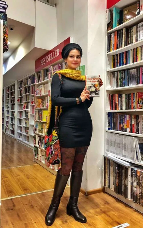 Kitabı tərs tutması müzakirə yaratdı