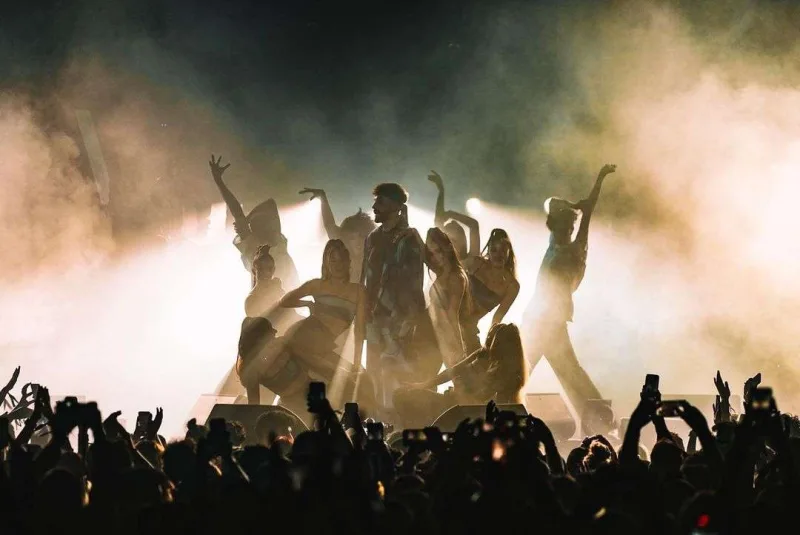 Sefo konsertində səhnədən endirildi