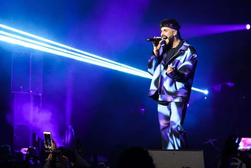 Sefo konsertində səhnədən endirildi