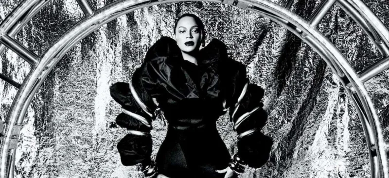 Beyons sükutu pozdu