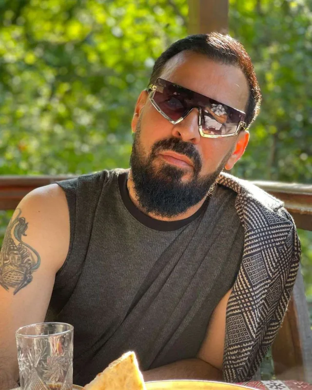 Onu dinləməyə gələnləri “pul yağışı”na tutdu