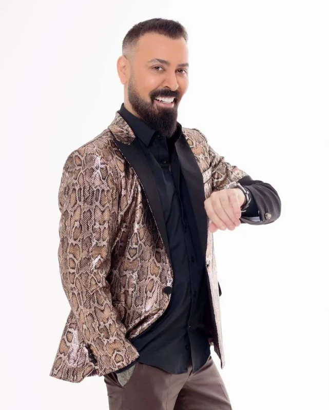 Onu dinləməyə gələnləri “pul yağışı”na tutdu