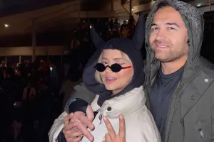 “Halloween”i həyat yoldaşı ilə keçirdi