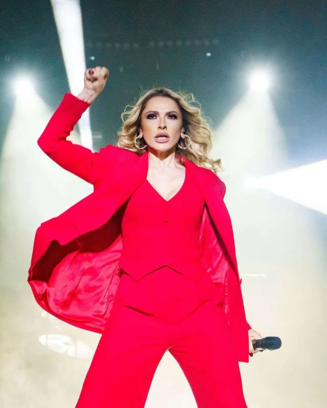 Geyim tərzi dəyişsə də...