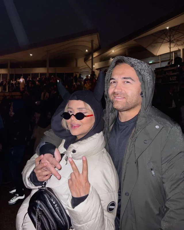 “Halloween”i həyat yoldaşı ilə keçirdi