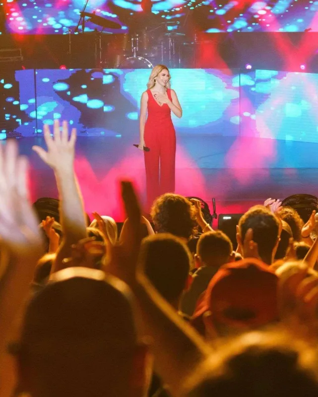 Geyim tərzi dəyişsə də...