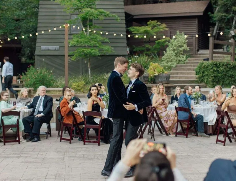 “Wednesday”nin aktyoru həmcinsi ilə evli imiş