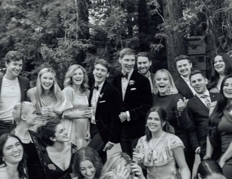 “Wednesday”nin aktyoru həmcinsi ilə evli imiş