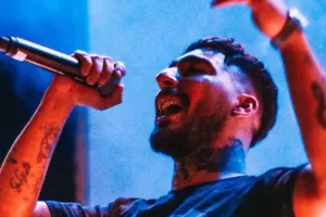 Səhnədə Uziyə hücum etdilər