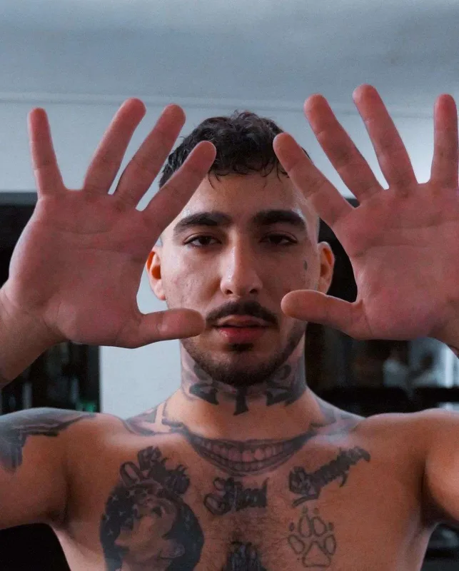 Səhnədə Uziyə hücum etdilər