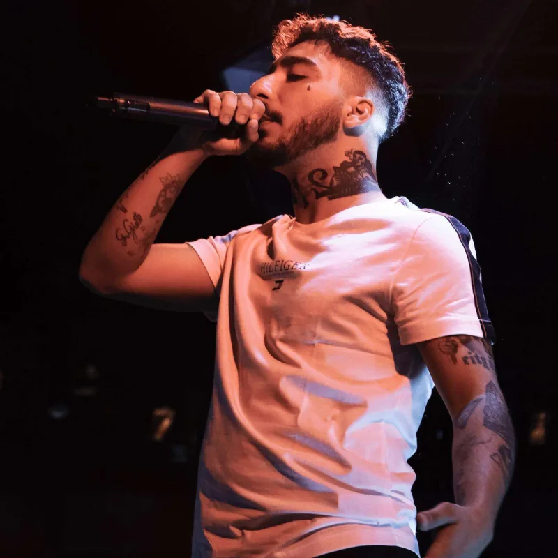 Səhnədə Uziyə hücum etdilər