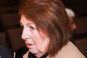 “Tək qalıram, nəvələrimə mane olmaq istəmirəm”