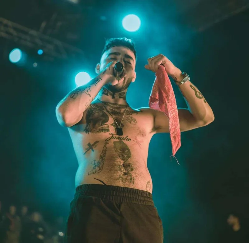 Səhnədə Uziyə hücum etdilər