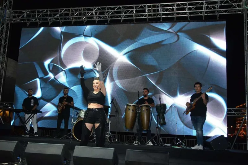 Damla obrazı ilə diqqət çəkdi