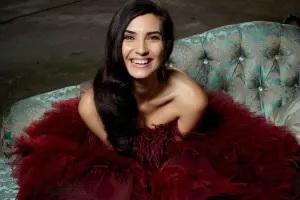 Qızları ilə Parisə köçdü