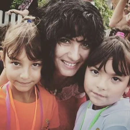 Qızları ilə Parisə köçdü