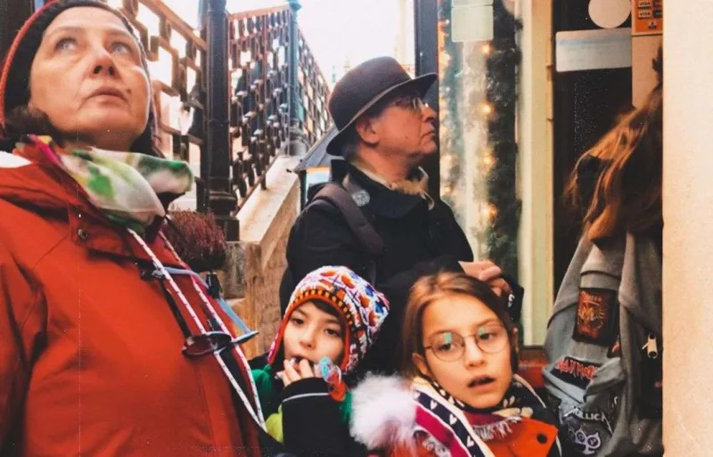 Qızları ilə Parisə köçdü