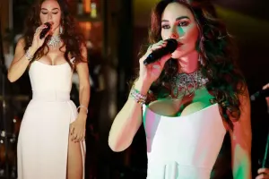 50 yaşlı Defnedən dekolteli səhnə tərzi