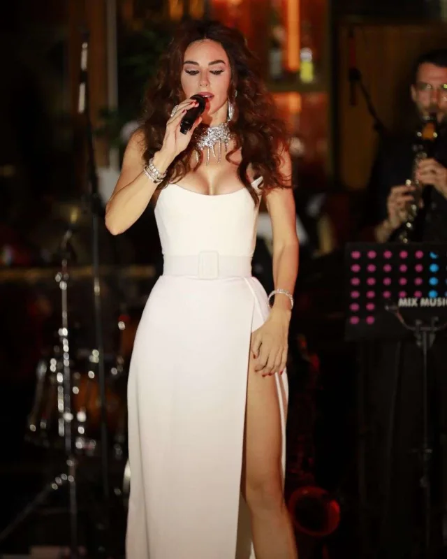 50 yaşlı Defnedən dekolteli səhnə tərzi