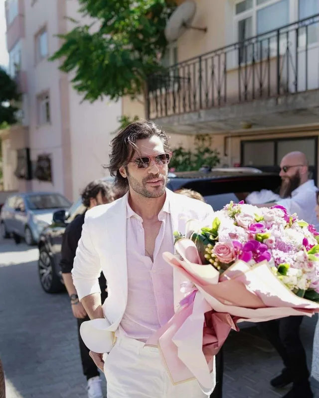 Elçiliklərindən yeni fotolar yaydılar