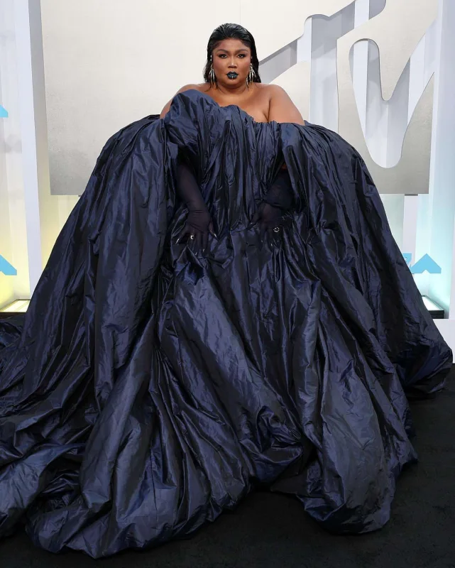 Geyimləri ilə gecəyə damğa vurdular