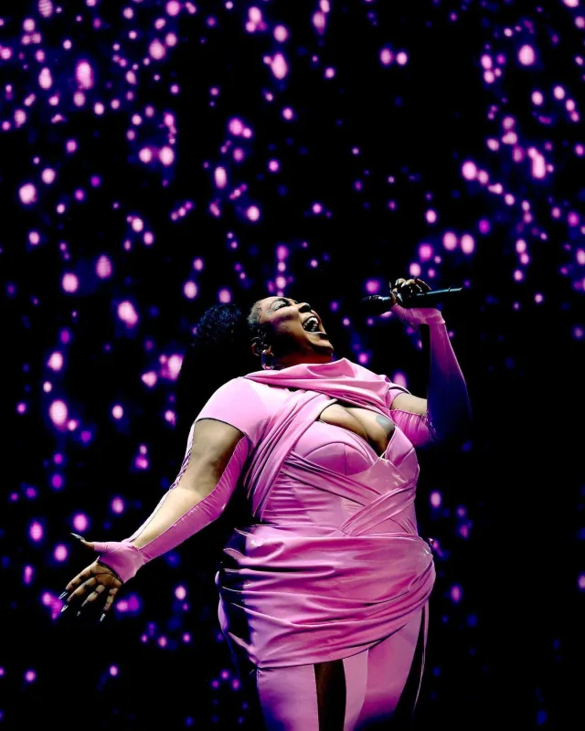 Geyimləri ilə gecəyə damğa vurdular