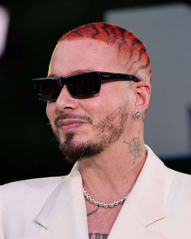 Geyimləri ilə gecəyə damğa vurdular