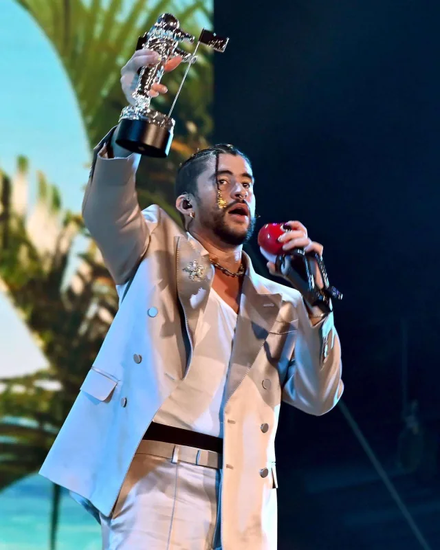 Geyimləri ilə gecəyə damğa vurdular