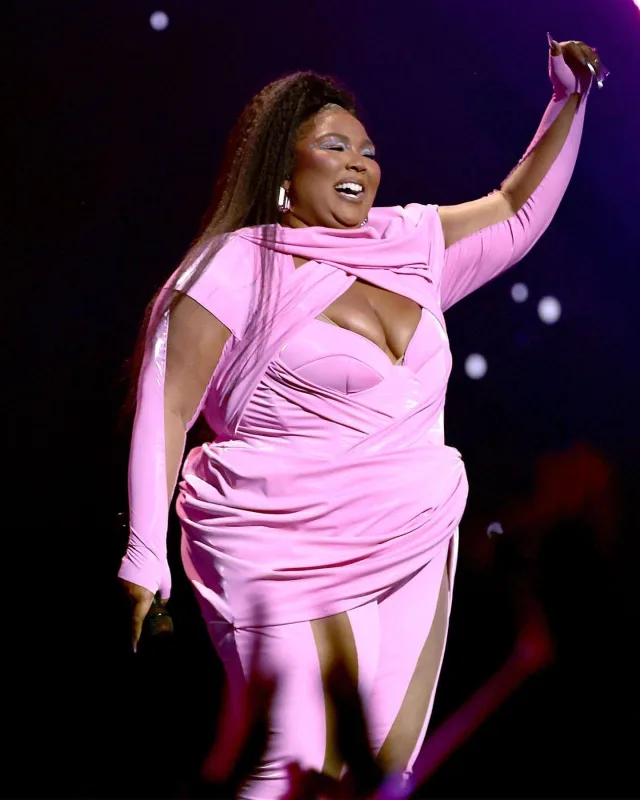 Geyimləri ilə gecəyə damğa vurdular