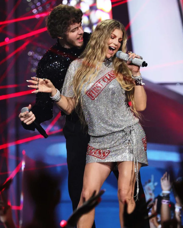 Geyimləri ilə gecəyə damğa vurdular