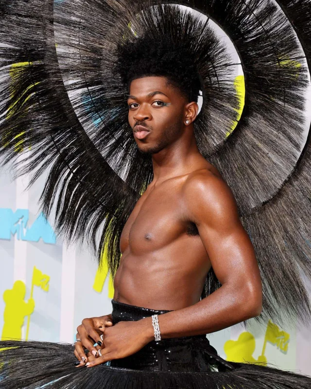 Geyimləri ilə gecəyə damğa vurdular