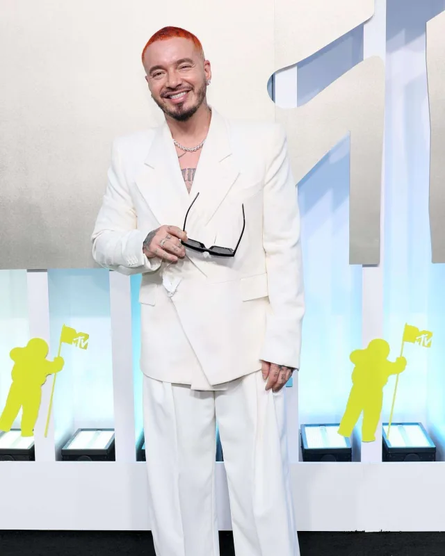 Geyimləri ilə gecəyə damğa vurdular