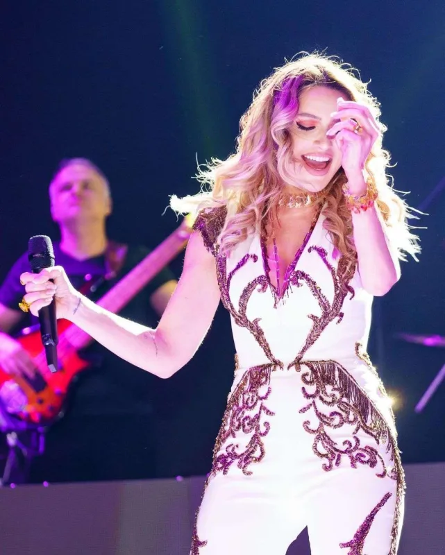 Hadise iki reklamla rekord məbləğ qazandı
