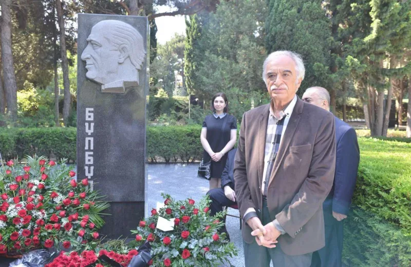 Polad Bülbüloğlu atasının Şuşadakı evində məşqdə