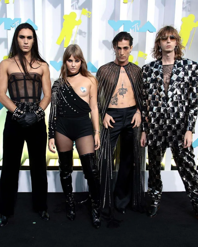 Geyimləri ilə gecəyə damğa vurdular