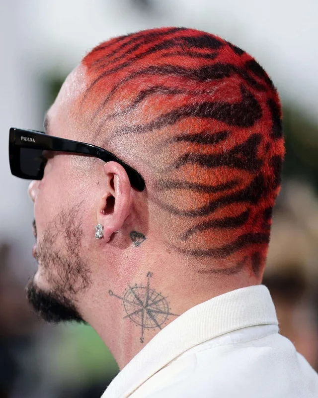 Geyimləri ilə gecəyə damğa vurdular