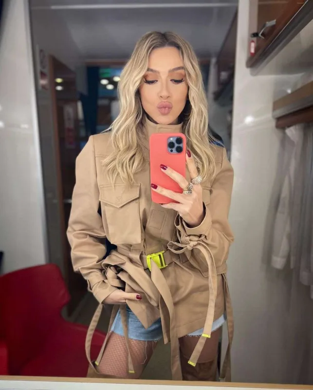 Hadise iki reklamla rekord məbləğ qazandı