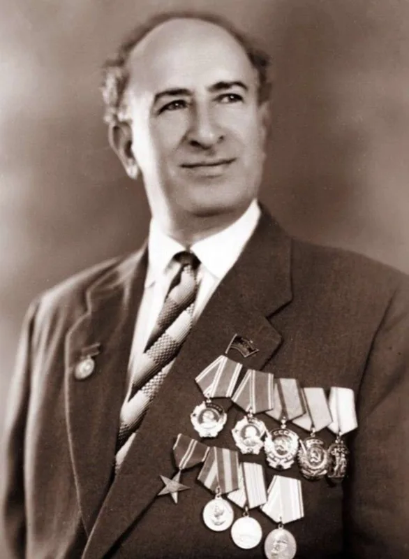 Polad Bülbüloğlu atasının Şuşadakı evində məşqdə