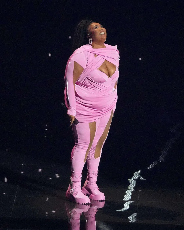 Geyimləri ilə gecəyə damğa vurdular