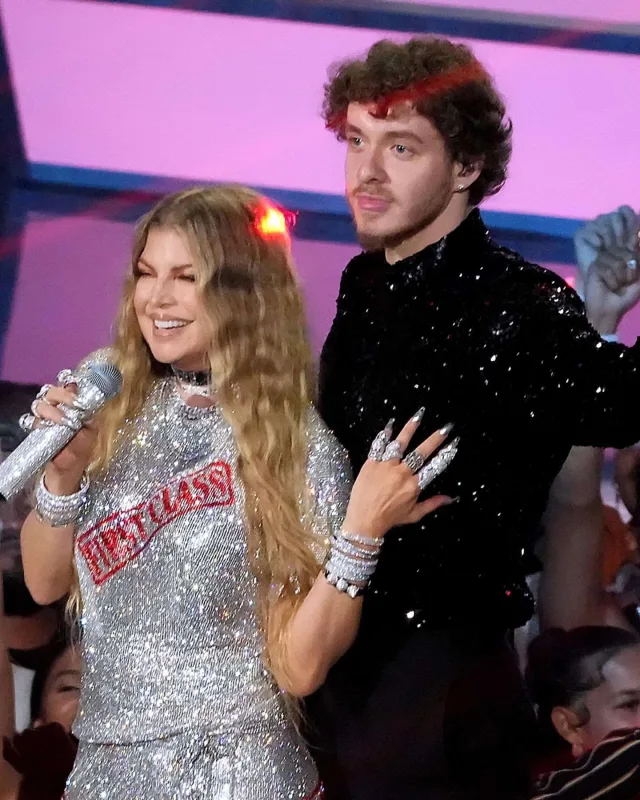 Geyimləri ilə gecəyə damğa vurdular