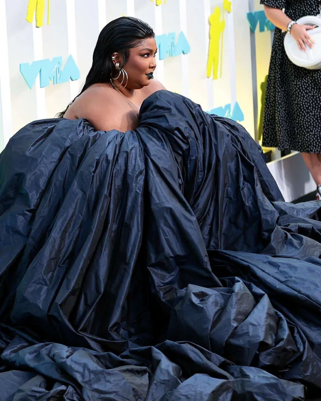 Geyimləri ilə gecəyə damğa vurdular