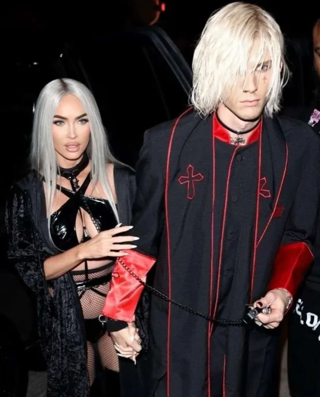 Sevgilisi Meqanı zəncirləyib gəzintiyə çıxardı