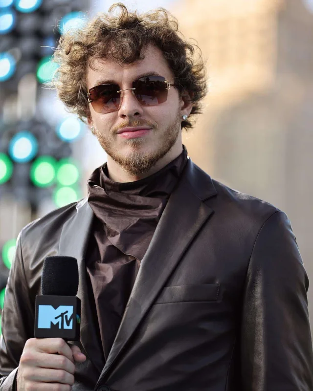 Geyimləri ilə gecəyə damğa vurdular