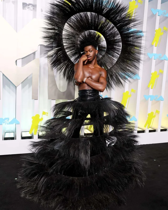 Geyimləri ilə gecəyə damğa vurdular