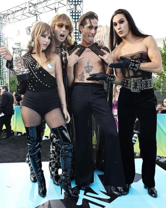 Geyimləri ilə gecəyə damğa vurdular