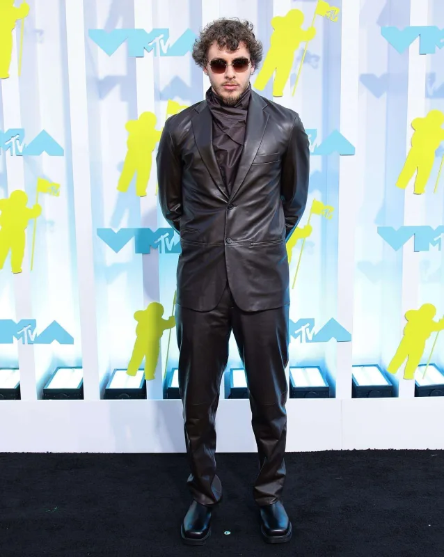 Geyimləri ilə gecəyə damğa vurdular