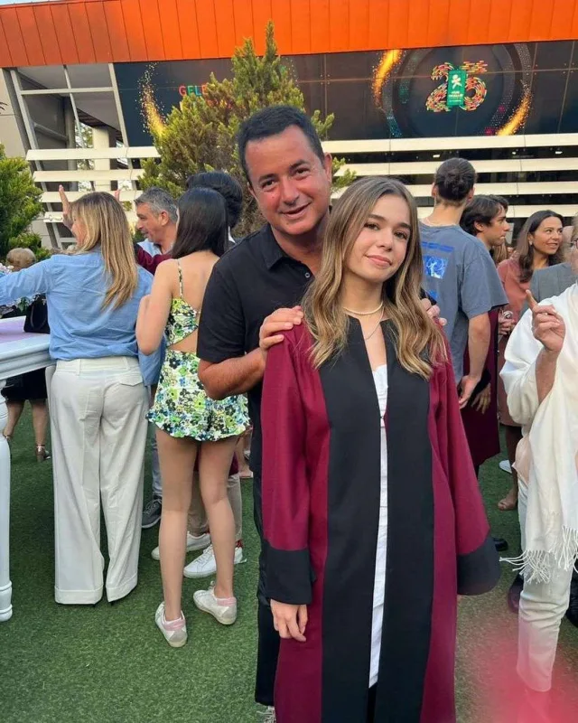 Acunun qızı məzun oldu