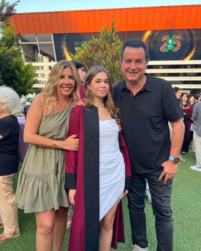 Acunun qızı məzun oldu